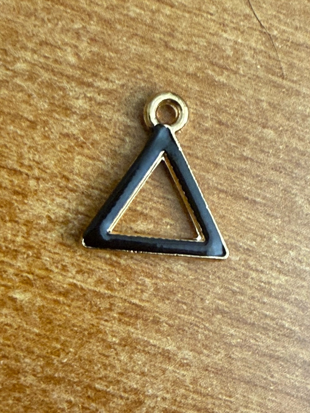 Black Enamel Triangle Charm Pendantā